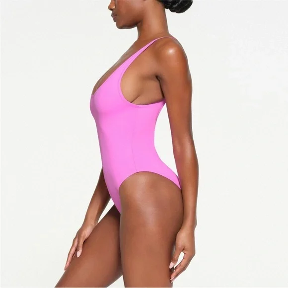 SKIMS RECYCLED SWIM
SCOOP NECK ONEPIECE Neon Orchid - Picture 2 of 5